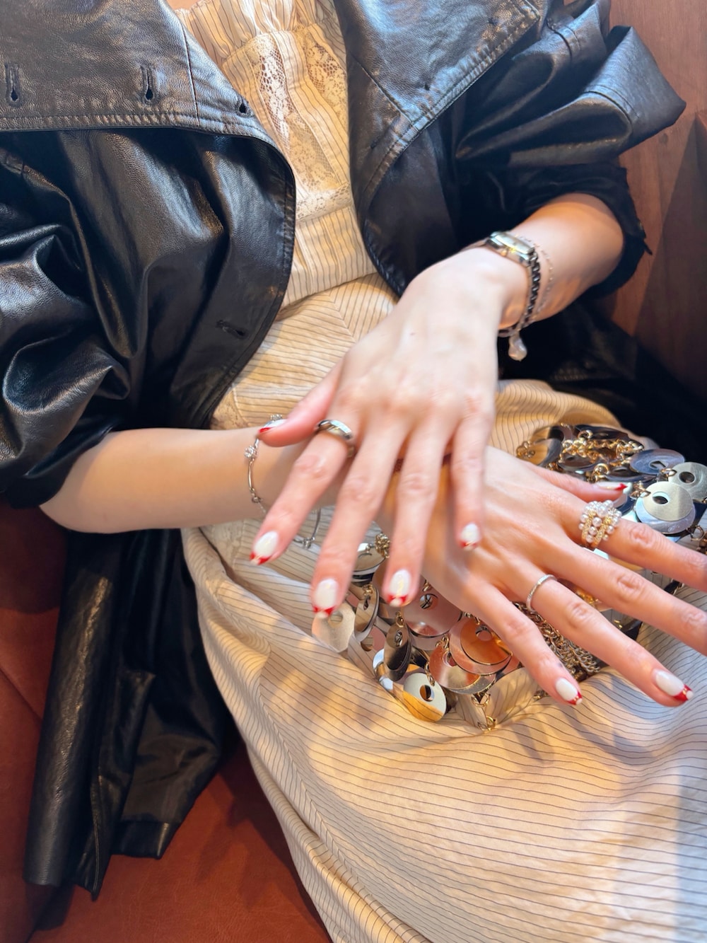 ホワイト系のスニーカー、ブラック系のジャケット/アウター、ホワイト系のワンピース/ドレスを着用したレディースの春コーディネートの5枚目の写真