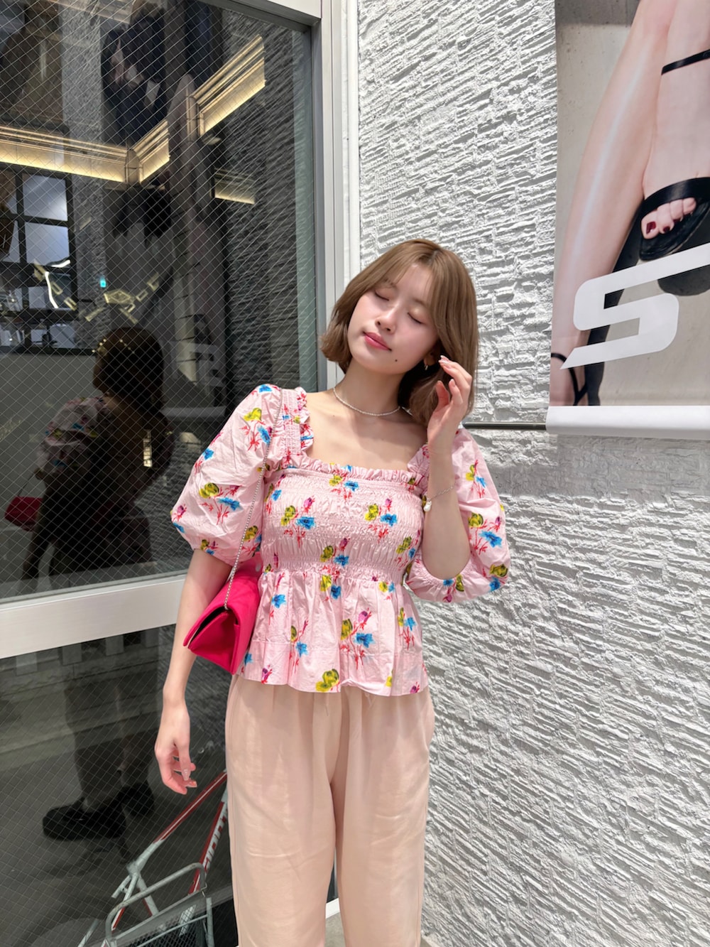 「yaeのMultiway slender bag／マルチウェイスレンダーバッグ（ショルダーバッグ、ピンク系）」を使った、yuklaly_さん（レディース・160cm）の冬コーディネートの3枚目の写真