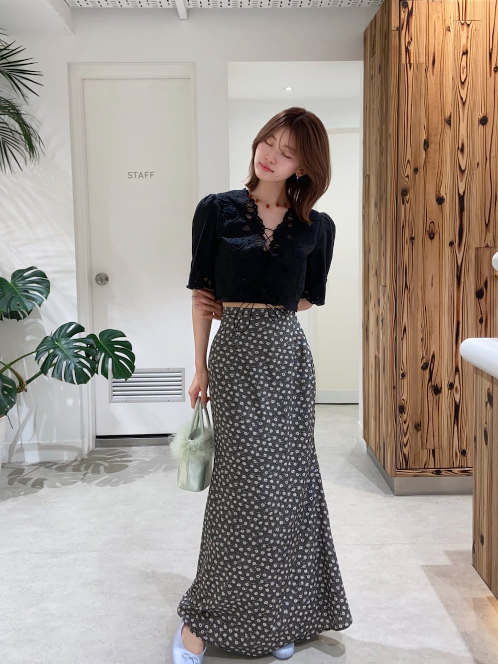 「U by SPICK&SPANの刺繍ブラウス（シャツ/ブラウス、ブラック系）」を使った、yuklaly_さん（レディース・160cm）の夏コーディネートの2枚目の写真