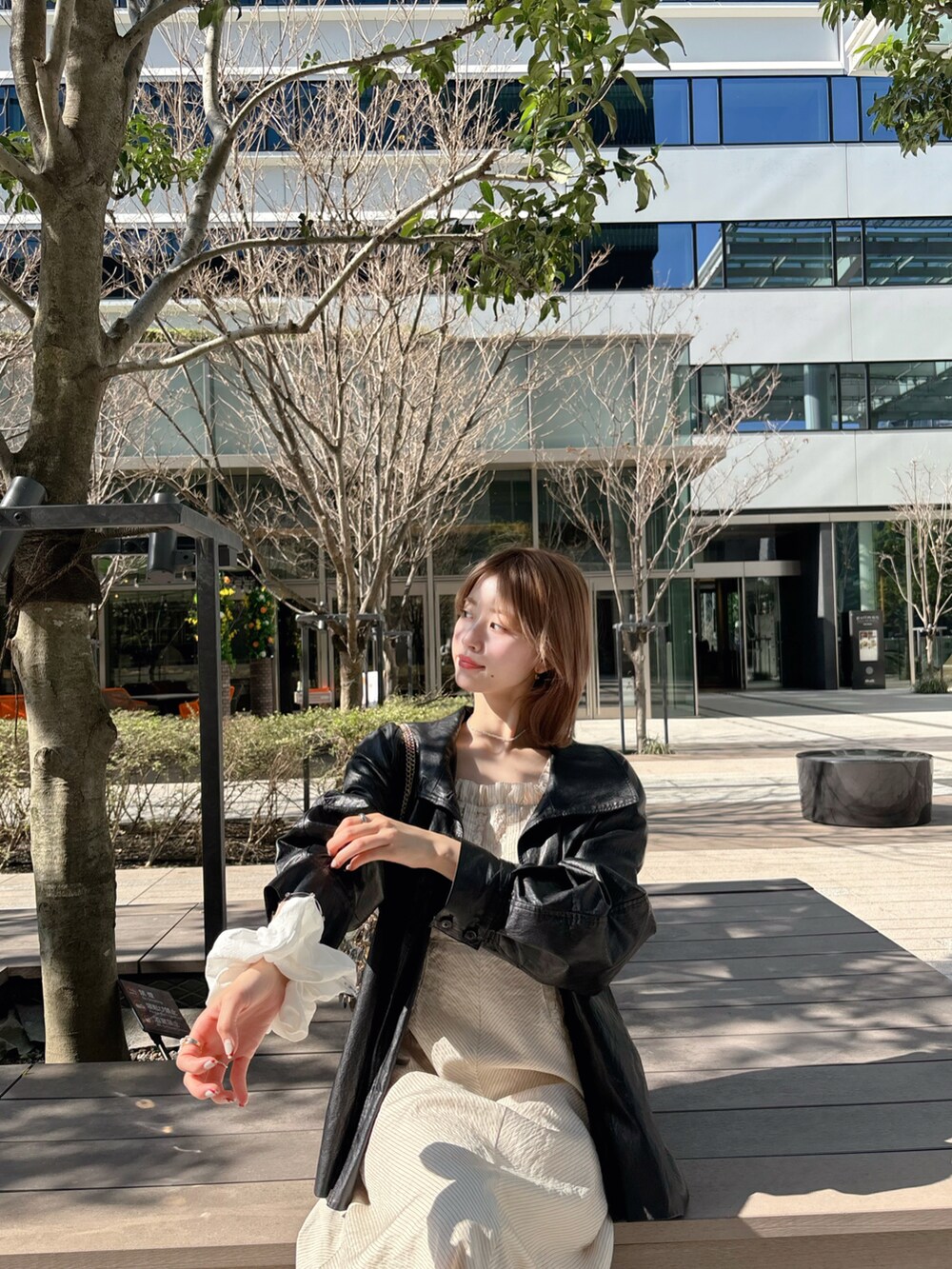 ホワイト系のスニーカー、ブラック系のジャケット/アウター、ホワイト系のワンピース/ドレスを着用したレディースの春コーディネートの3枚目の写真