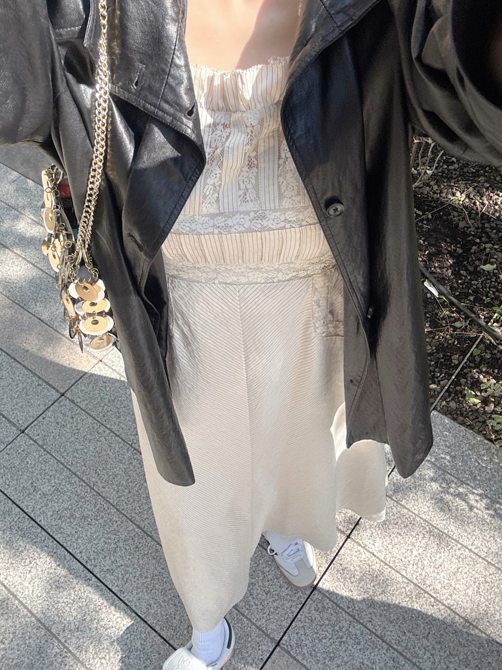 ホワイト系のスニーカー、ブラック系のジャケット/アウター、ホワイト系のワンピース/ドレスを着用したレディースの春コーディネートの4枚目の写真