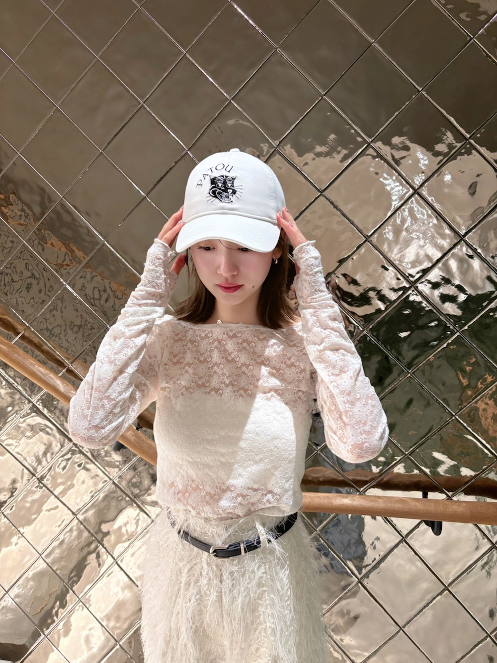 ホワイト系のTシャツ/カットソー、ホワイト系のその他パンツ、ホワイト系のキャップを着用したレディースの秋コーディネートの2枚目の写真