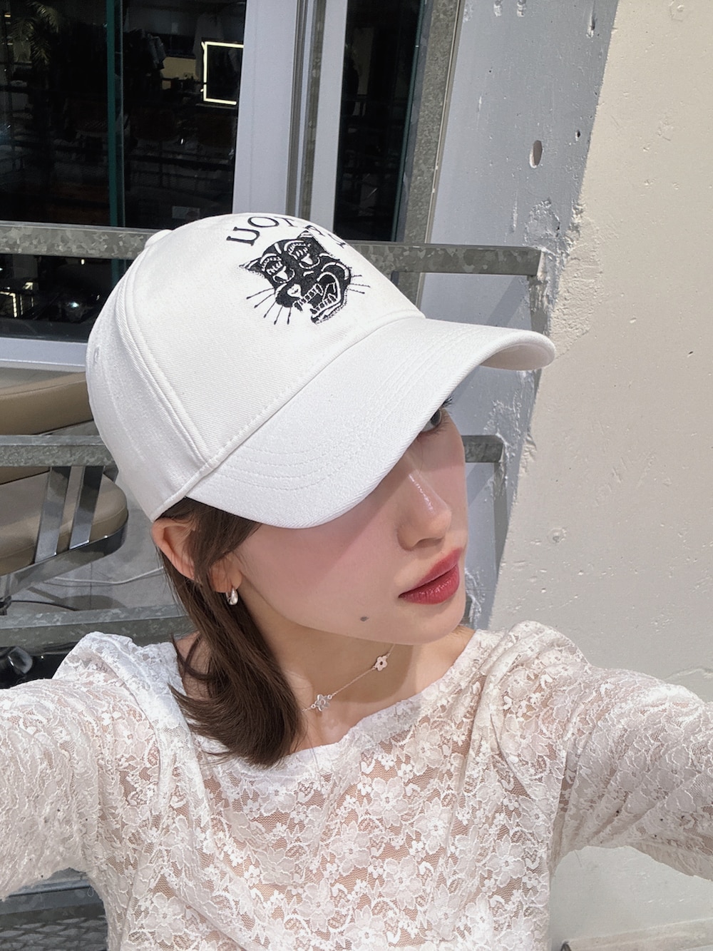 ホワイト系のTシャツ/カットソー、ホワイト系のその他パンツ、ホワイト系のキャップを着用したレディースの秋コーディネートの3枚目の写真