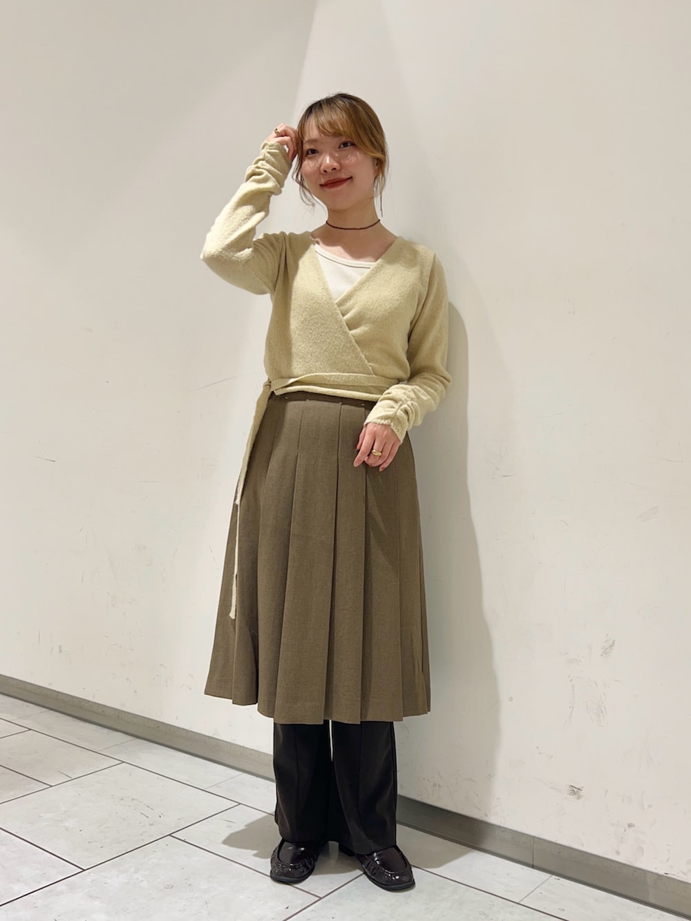 ブラウン系のスカート、ベージュ系のニット/セーター、ブラウン系のその他パンツを着用したレディースの秋コーディネートの2枚目の写真