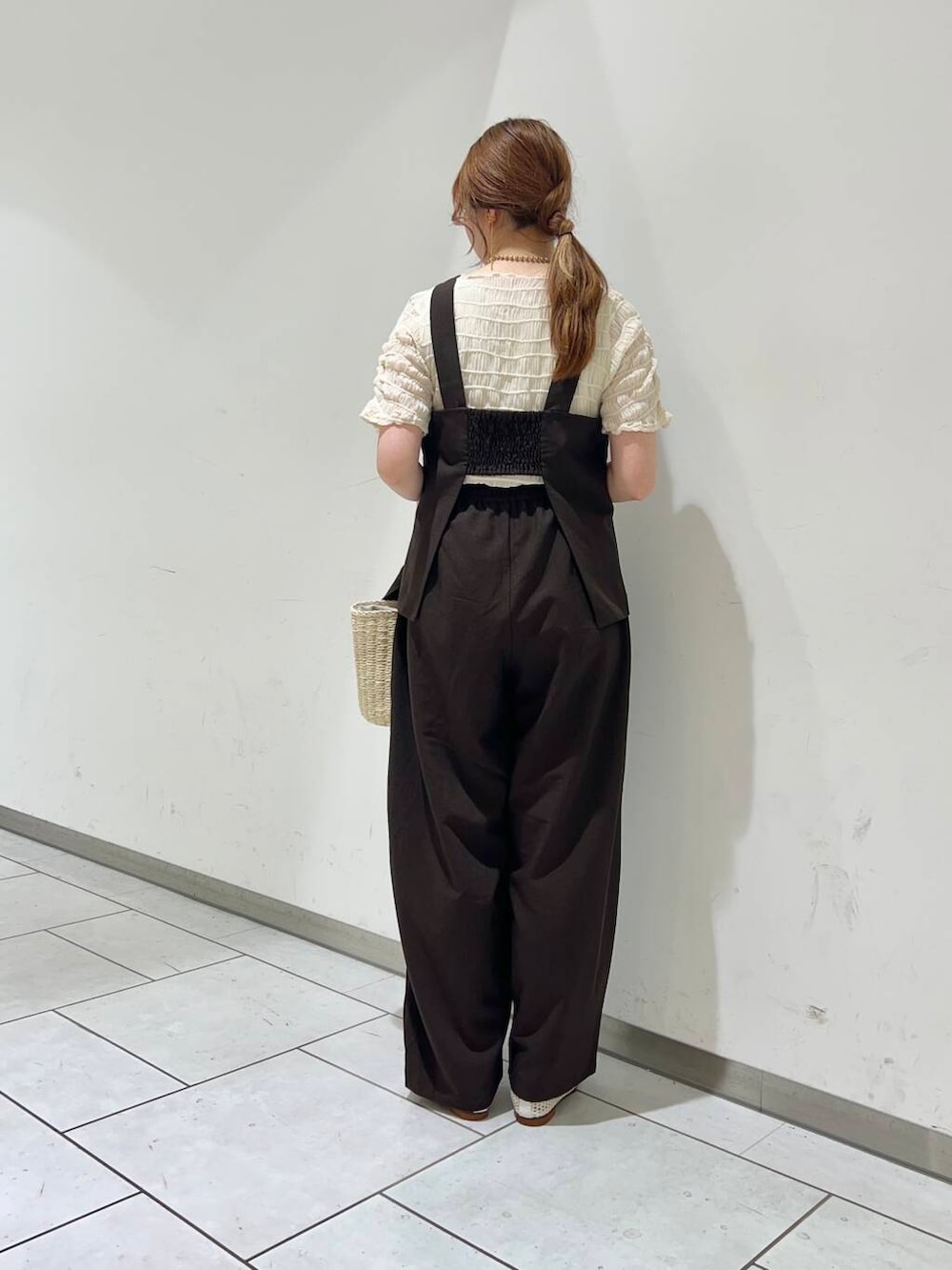 ホワイト系のバレエシューズ、ブラウン系のセットアップ、ホワイト系のTシャツ/カットソーを着用したレディースの春コーディネートの3枚目の写真