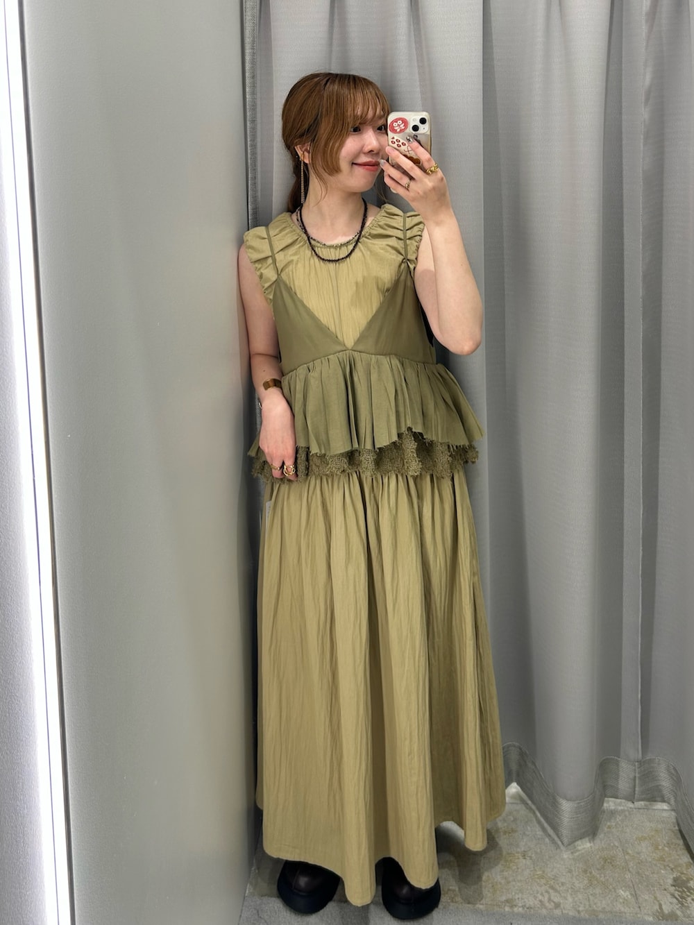 ベージュ系のワンピース、グリーン系のその他トップス、ブラウン系のネックレスを着用したレディースの夏コーディネートの2枚目の写真