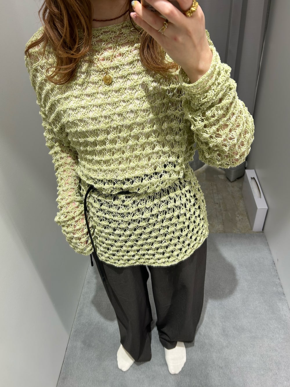 グリーン系のニット/セーター、ブラウン系のその他パンツ、ベージュ系のローファーを着用したレディースの春コーディネートの3枚目の写真