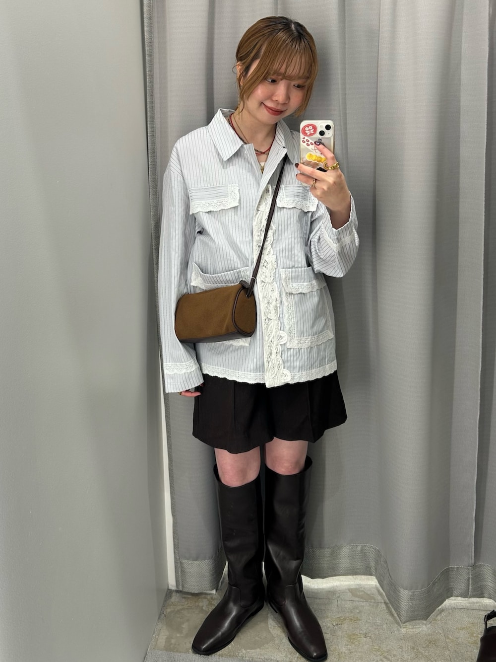 ブルー系のシャツ/ブラウス、ブラウン系のその他パンツ、ブラウン系のショルダーバッグを着用したレディースの秋コーディネートの2枚目の写真