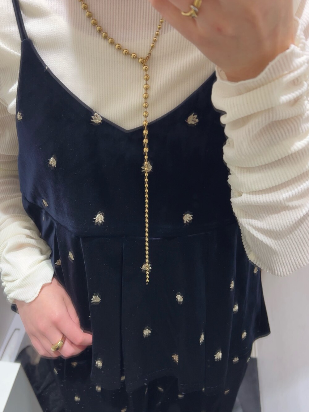 イエロー系のショルダーバッグ、ホワイト系のTシャツ/カットソー、ブルー系のキャミソールを着用したレディースの秋コーディネートの4枚目の写真