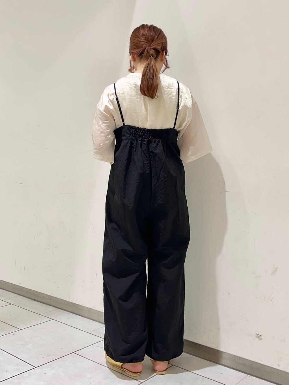 ブラック系のサロペット/オーバーオール、ベージュ系のTシャツ/カットソーを着用したレディースの夏コーディネートの2枚目の写真