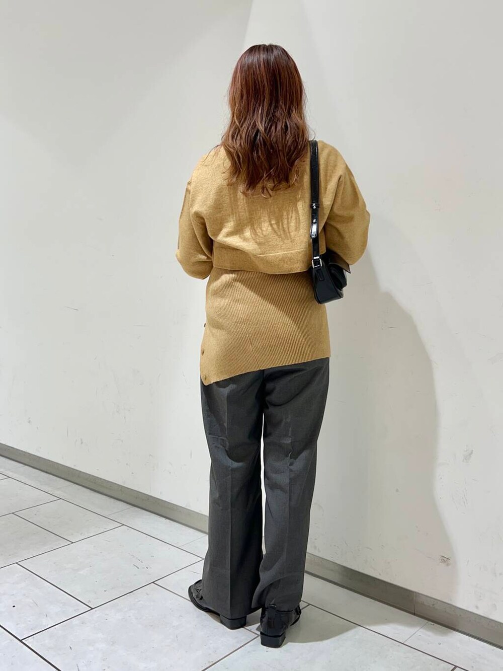 グレー系のその他パンツ、ブラック系のローファー、ベージュ系のカーディガン/ボレロを着用したレディースの秋コーディネートの3枚目の写真