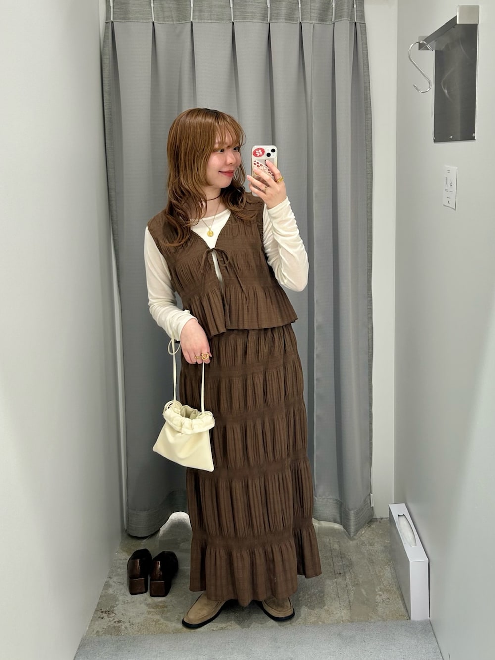 ブラウン系のセットアップ、ホワイト系のTシャツ/カットソー、ホワイト系のショルダーバッグを着用したレディースの春コーディネートの2枚目の写真