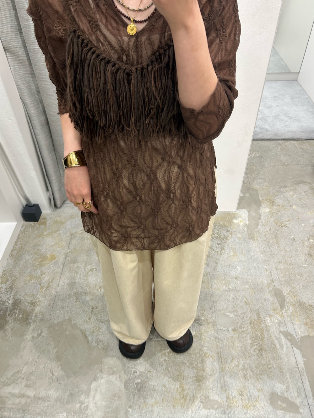 ブラウン系のTシャツ/カットソー、ベージュ系のその他パンツ、ブラウン系のニット/セーターを着用したレディースの秋コーディネートの2枚目の写真