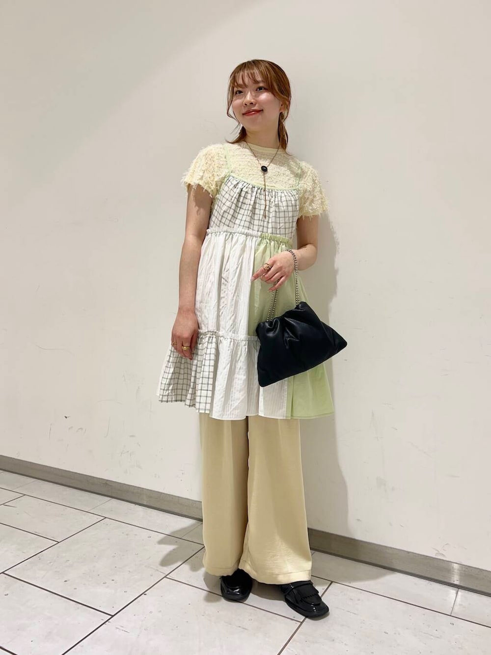 「KBF、夏服、レイヤードコーデ、淡色、骨格ウェーブ、イエベ春、フリンジtee、パッチワークミニキャミワンピース、サテンスラックス」｜「KBFのボールチェーンギャザーBAG（ハンドバッグ、ブラック系）」を使った、soooraaさん（レディース・159cm）の春コーディネートの2枚目の写真