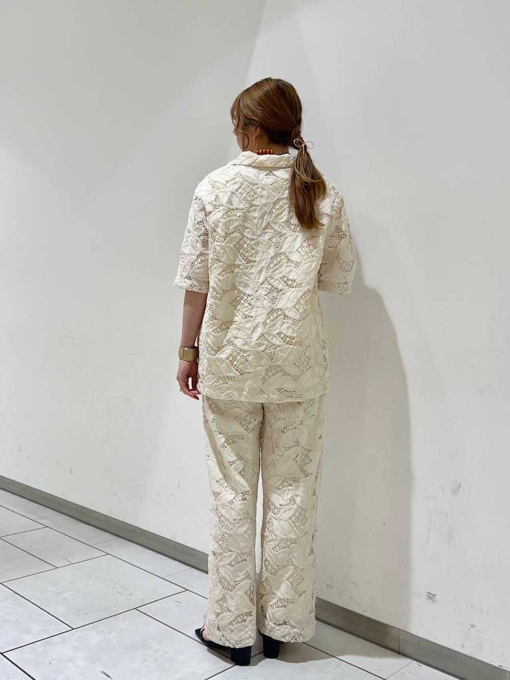 ブルー系のサンダル、ホワイト系のシャツ/ブラウス、ホワイト系のその他パンツを着用したレディースの夏コーディネートの3枚目の写真