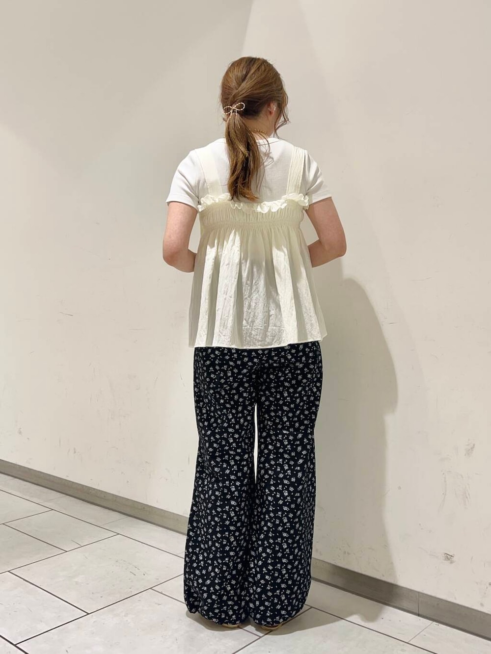 ブラック系のその他パンツ、ホワイト系のTシャツ/カットソー、ホワイト系のシャツ/ブラウスを着用したレディースの夏コーディネートの2枚目の写真