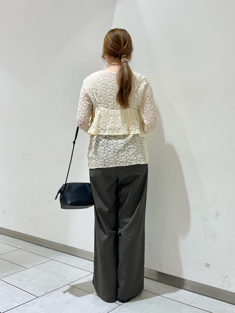 ホワイト系のTシャツ/カットソー、ブラウン系のその他パンツ、ブラック系のショルダーバッグを着用したレディースの夏コーディネートの3枚目の写真