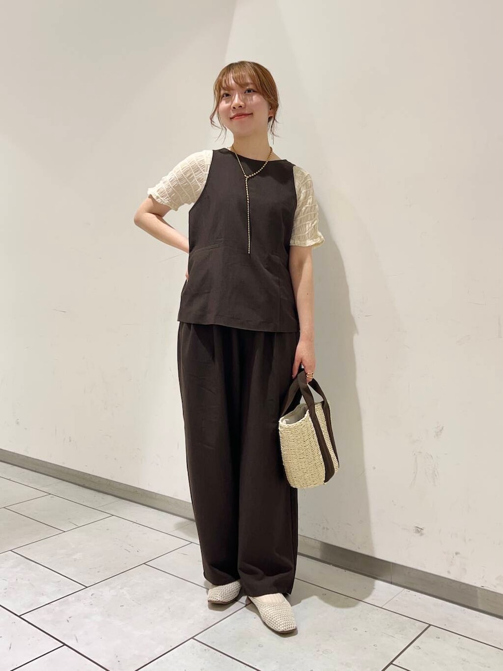 ホワイト系のバレエシューズ、ブラウン系のセットアップ、ホワイト系のTシャツ/カットソーを着用したレディースの春コーディネートの2枚目の写真