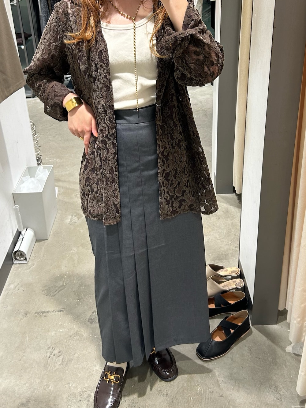 ブラウン系のその他アウター、グレー系のスカート、ブラウン系のローファーを着用したレディースの夏コーディネートの3枚目の写真