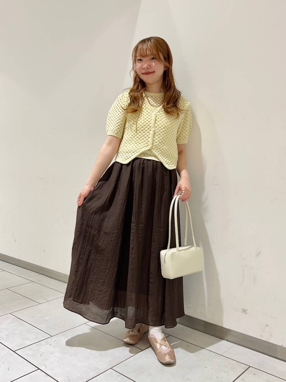「KBF、夏コーデ、サマーニット、大人コーデ、夏服、メッシュプルオーバー、骨格ウェーブ、メッシュベスト、イエベ春、フレアイージースカート」｜「KBFのリップケース付きショルダーBAG（ショルダーバッグ、ホワイト系）」を使った、soooraaさん（レディース・159cm）の春コーディネートの2枚目の写真