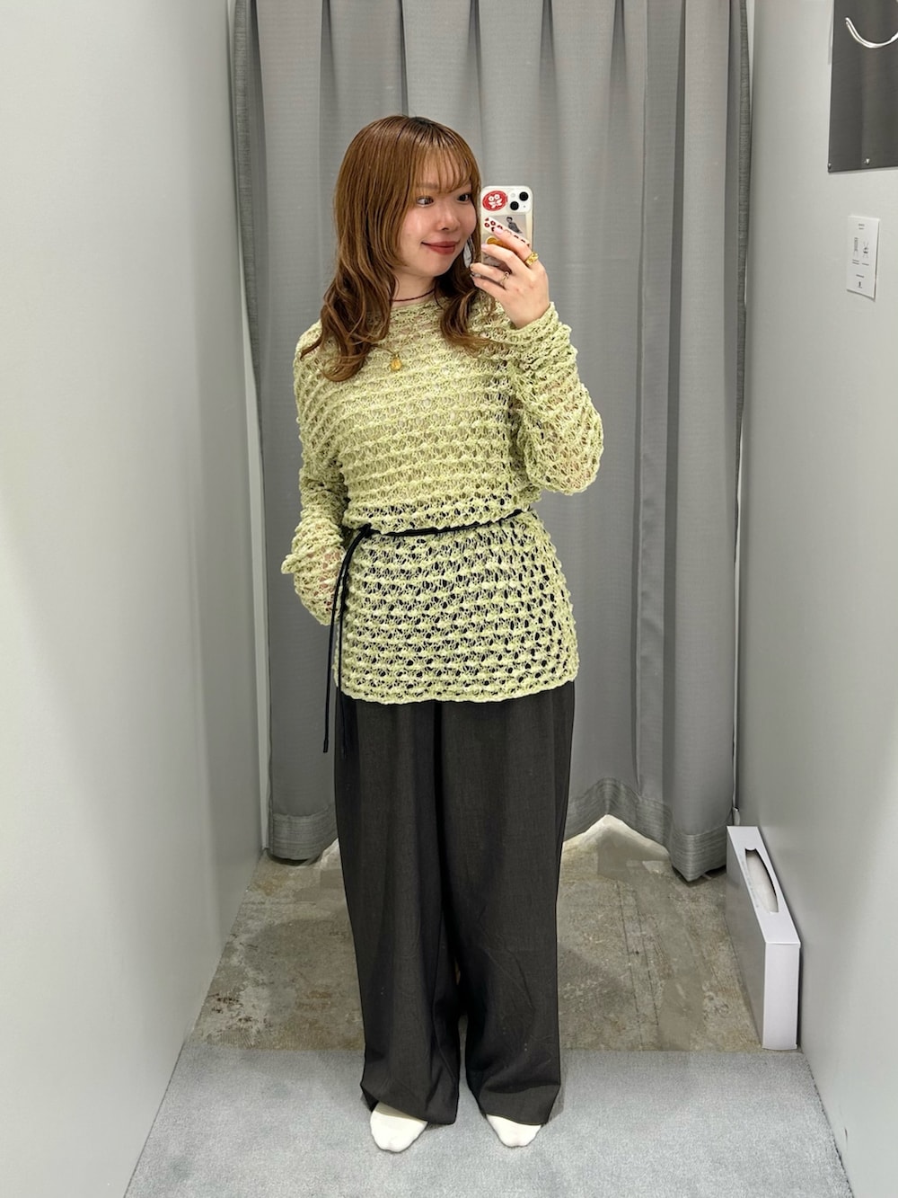 グリーン系のニット/セーター、ブラウン系のその他パンツ、ベージュ系のローファーを着用したレディースの春コーディネートの2枚目の写真