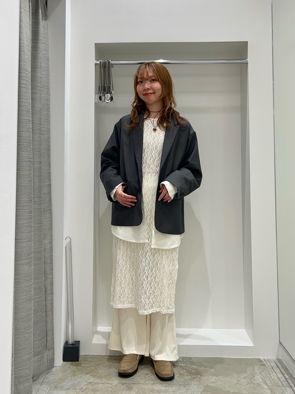 グレー系のその他アウター、ホワイト系のワンピース、ホワイト系のその他パンツを着用したレディースの春コーディネートの2枚目の写真