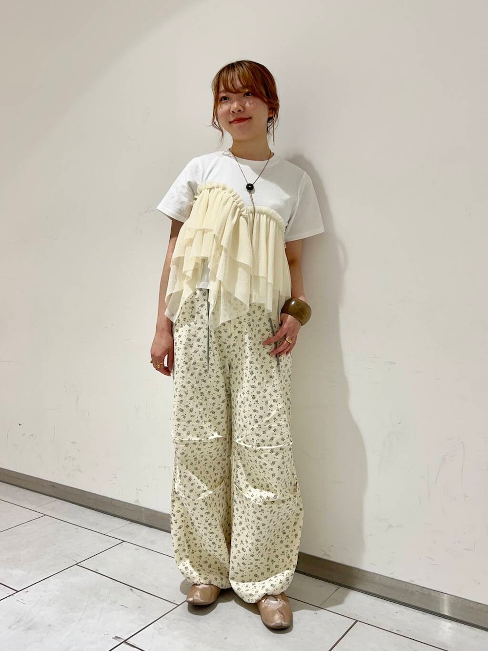 「KBF、夏コーデ、夏服、骨格ウェーブ、イエベ春、フラワープリントパンツ、アシメフリルドッキングtee」｜「KBFのフラワープリントドロストパンツ（その他パンツ、ホワイト系）」を使った、soooraaさん（レディース・159cm）の春コーディネートの2枚目の写真