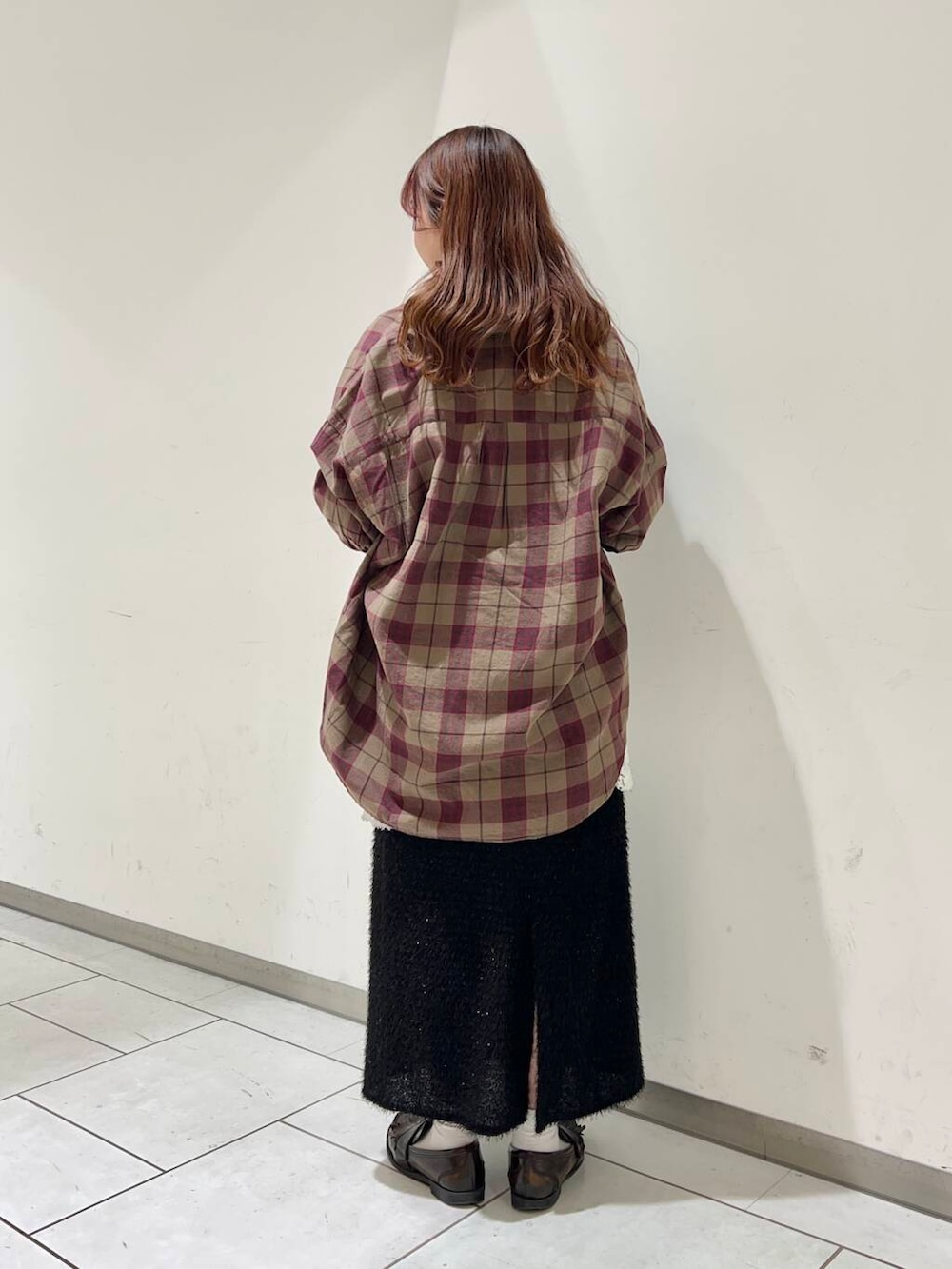 ブラウン系のシャツ/ブラウス、ホワイト系のスカート、ブラック系のスカートを着用したレディースの冬コーディネートの2枚目の写真