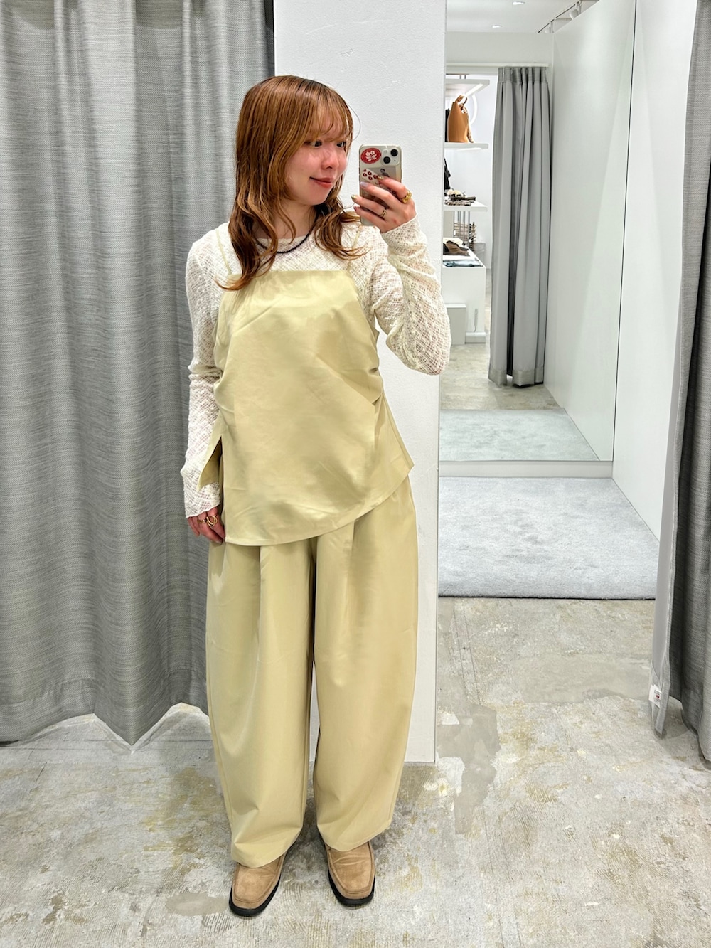 ベージュ系のセットアップ、ベージュ系のローファー、ホワイト系のTシャツ/カットソーを着用したレディースの春コーディネートの2枚目の写真