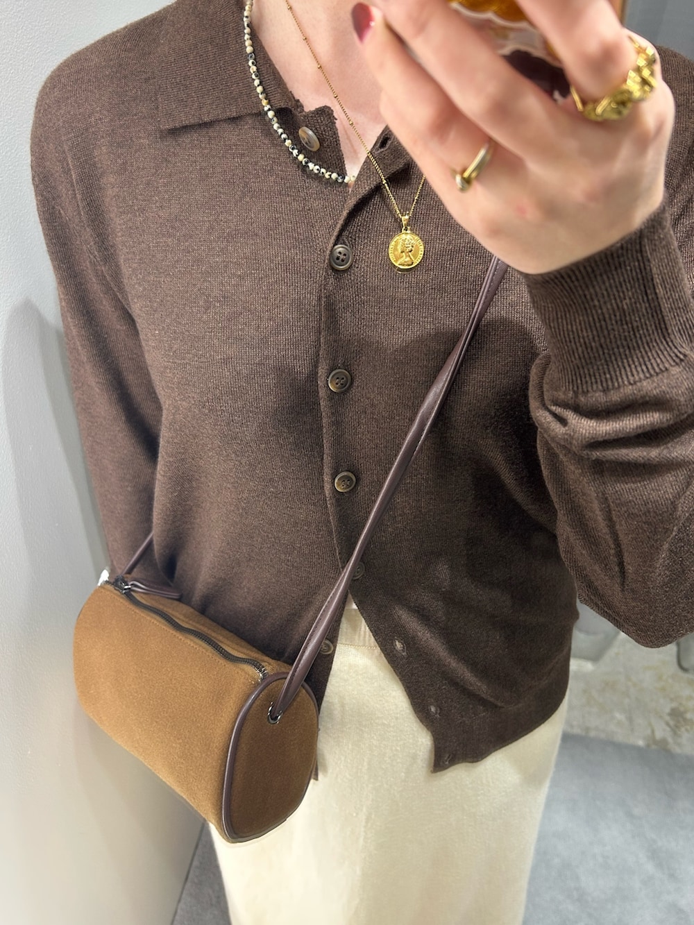 ブラウン系のカーディガン/ボレロ、ブラウン系のショルダーバッグを着用したレディースの秋コーディネートの2枚目の写真