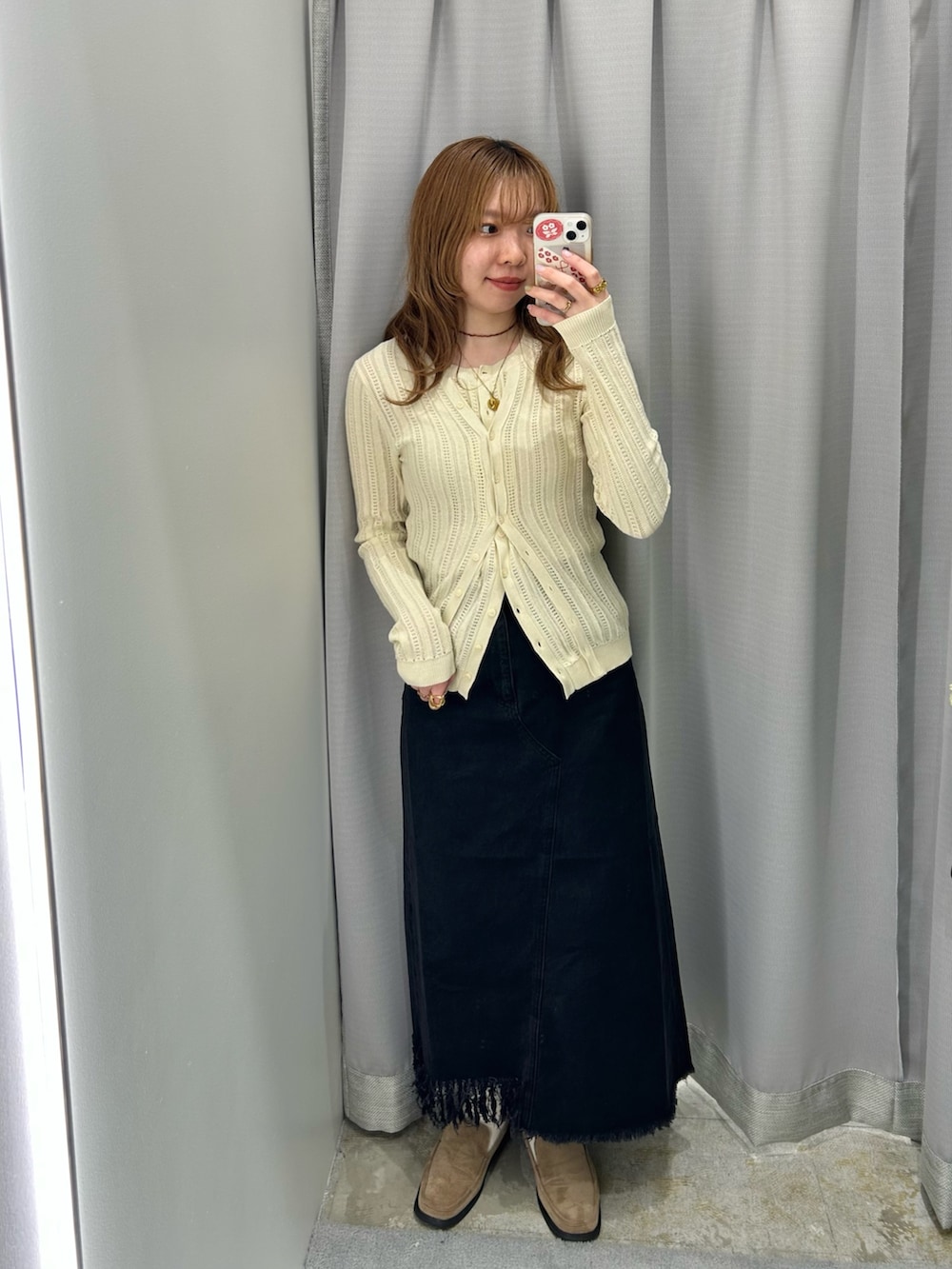 ホワイト系のニット/セーター、ベージュ系のローファー、ブラック系のスカートを着用したレディースの春コーディネートの2枚目の写真