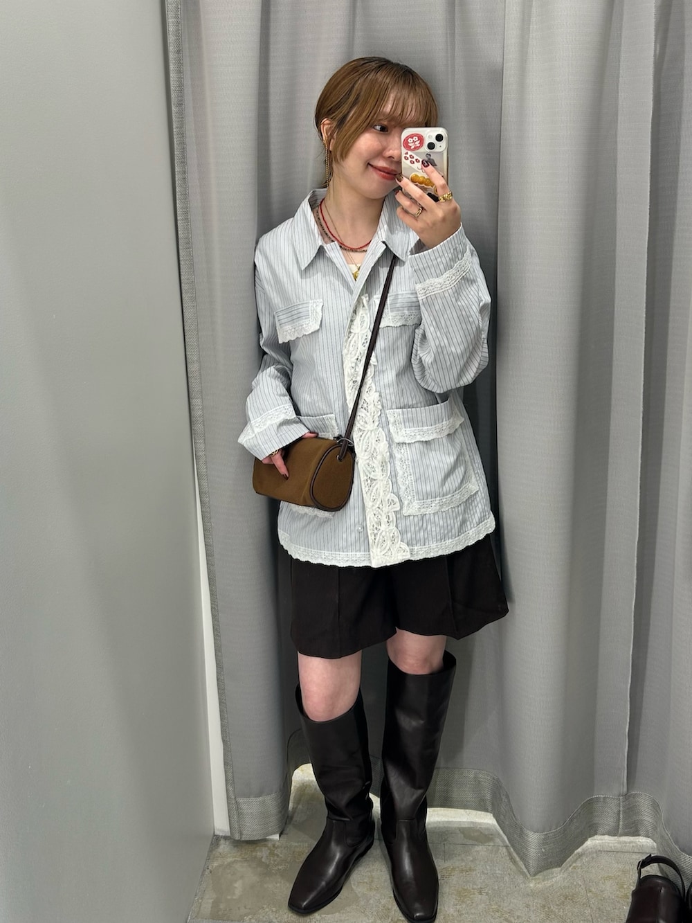 ブルー系のシャツ/ブラウス、ブラウン系のその他パンツ、ブラウン系のショルダーバッグを着用したレディースの秋コーディネートの3枚目の写真