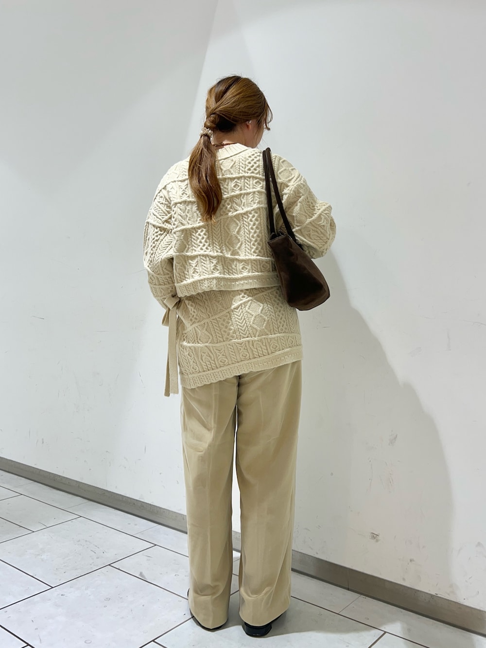 ベージュ系のニット/セーター、ベージュ系のスカート、ベージュ系のその他パンツを着用したレディースの冬コーディネートの3枚目の写真