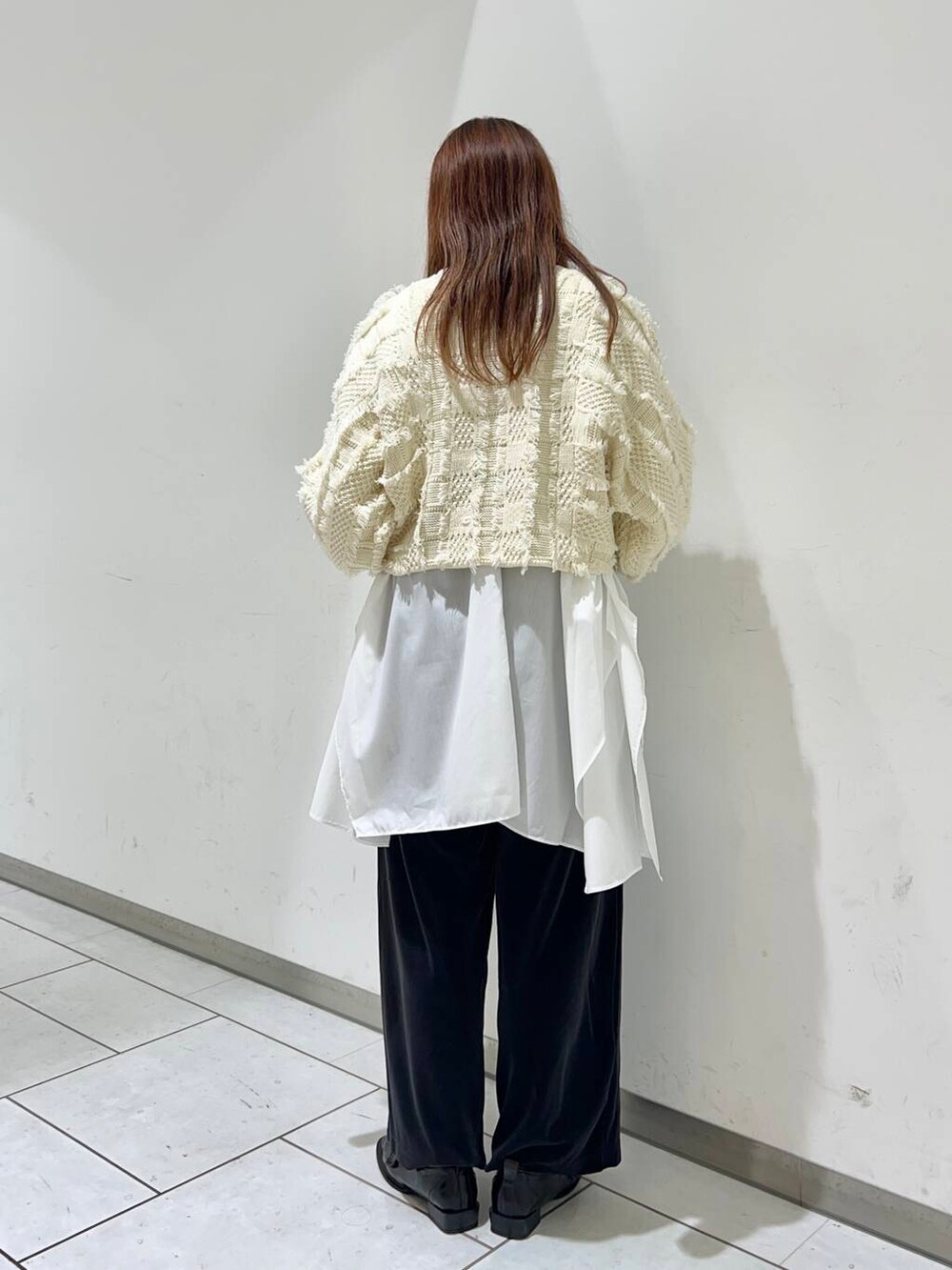 ホワイト系のワンピース、グレー系のその他パンツ、ホワイト系のカーディガン/ボレロを着用したレディースの秋コーディネートの2枚目の写真