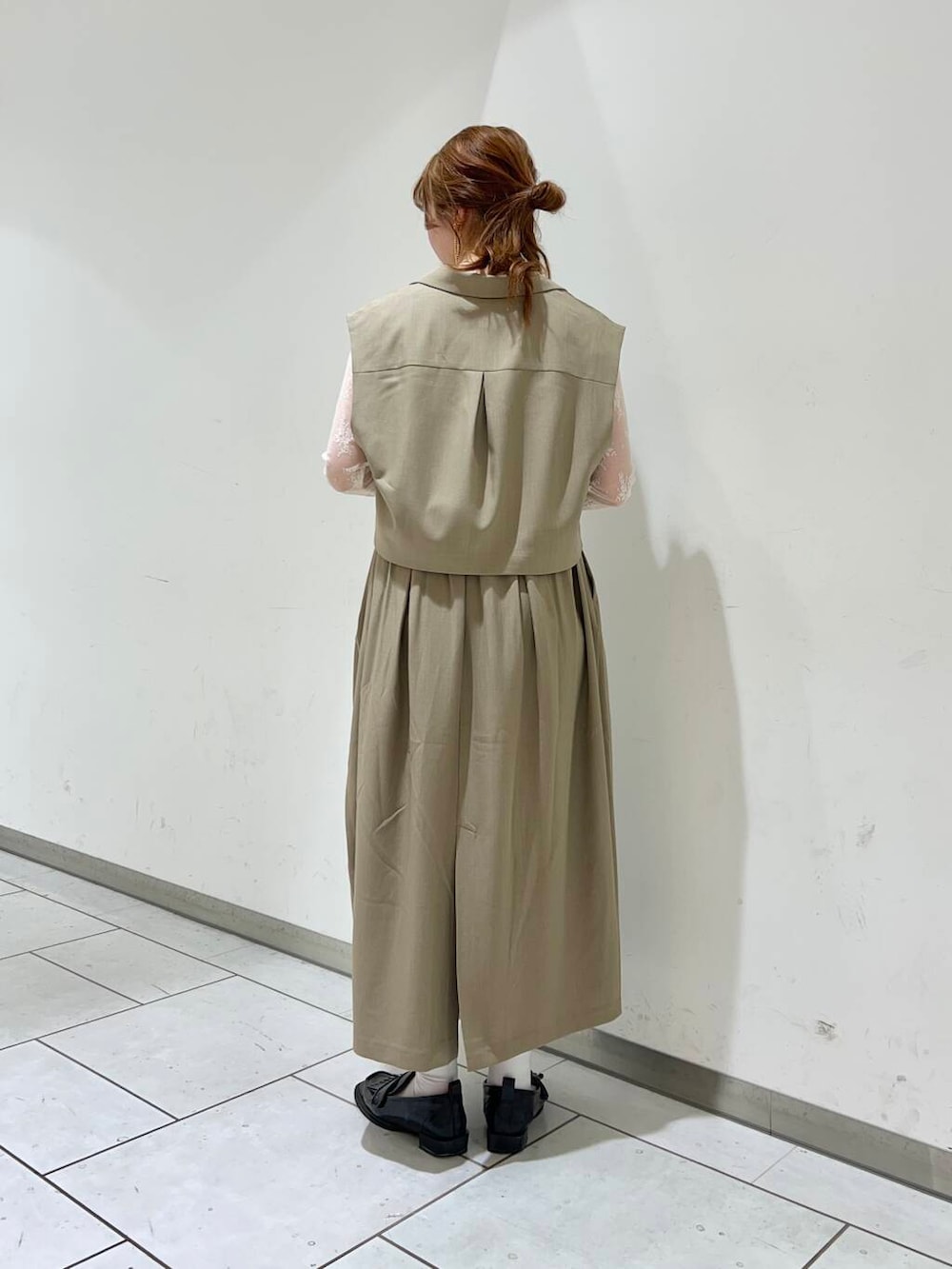 ベージュ系のその他アウター、ベージュ系のスカート、ホワイト系のTシャツ/カットソーを着用したレディースの春コーディネートの3枚目の写真