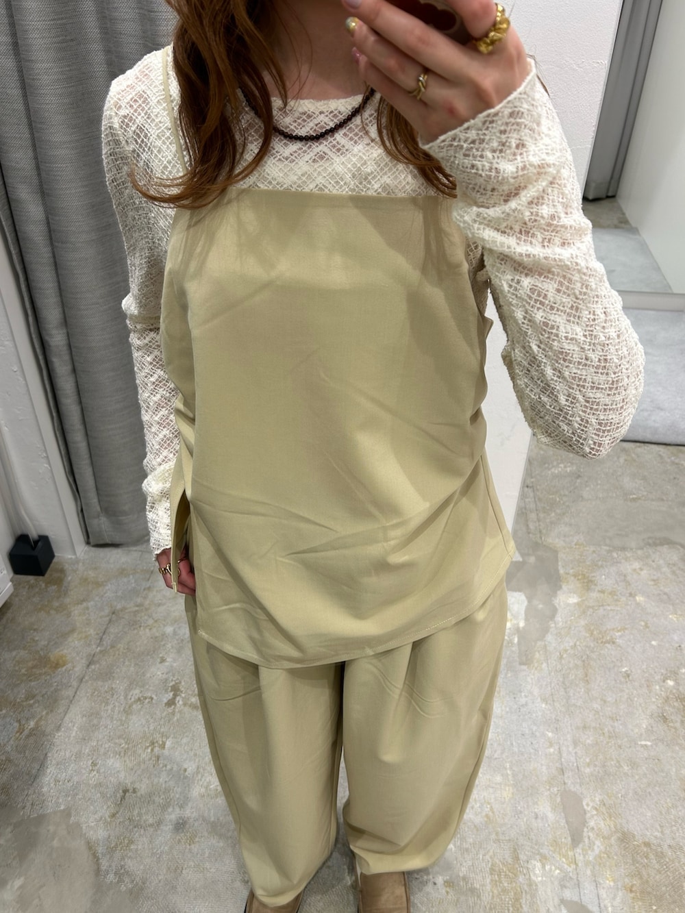 ベージュ系のセットアップ、ベージュ系のローファー、ホワイト系のTシャツ/カットソーを着用したレディースの春コーディネートの3枚目の写真