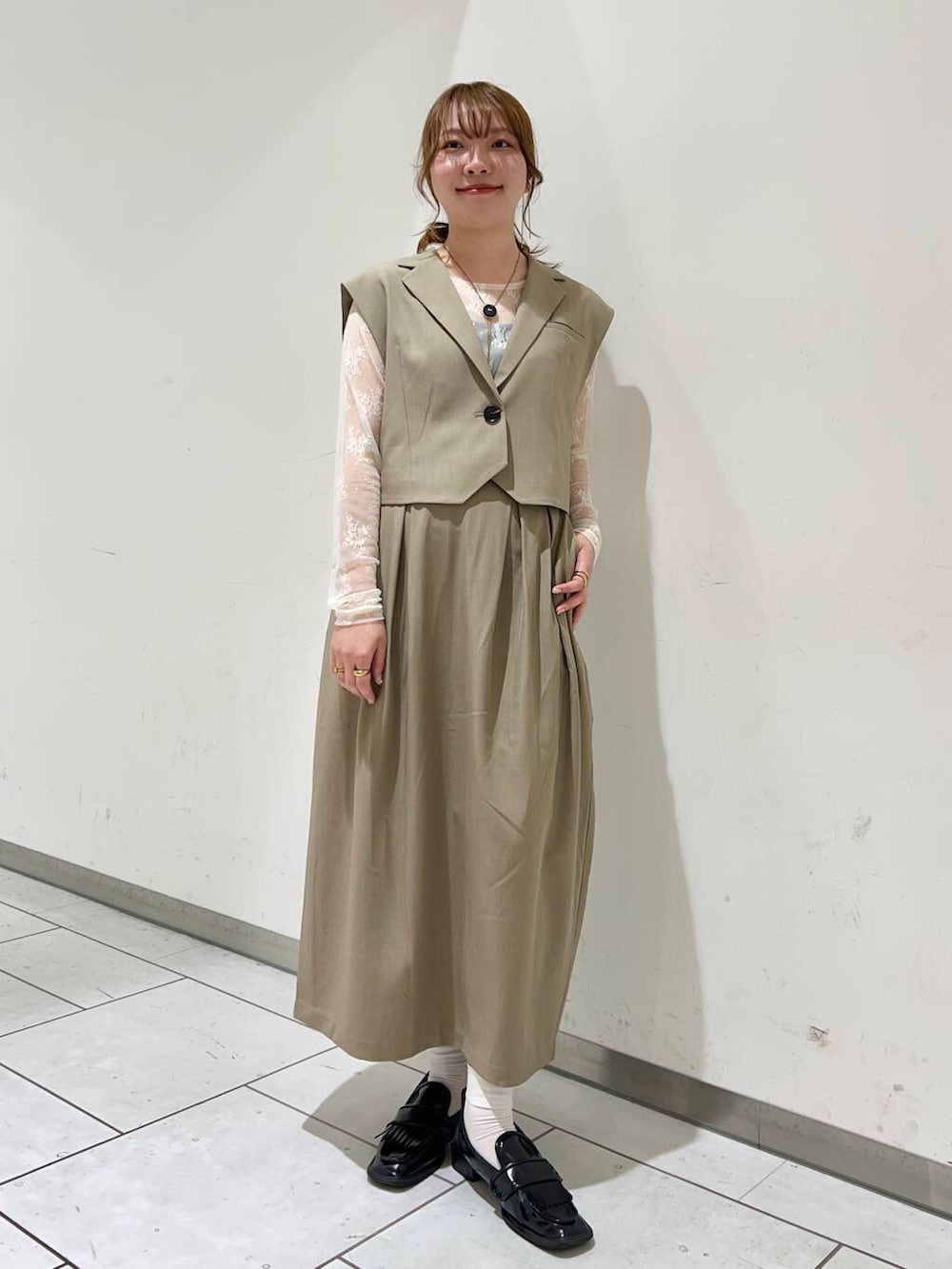 ベージュ系のその他アウター、ベージュ系のスカート、ホワイト系のTシャツ/カットソーを着用したレディースの春コーディネートの2枚目の写真