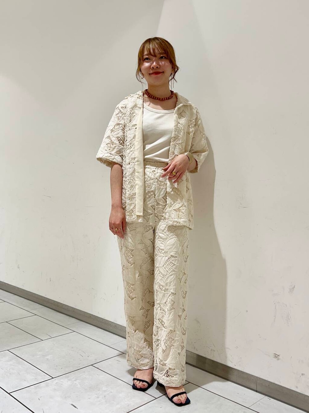 ブルー系のサンダル、ホワイト系のシャツ/ブラウス、ホワイト系のその他パンツを着用したレディースの夏コーディネートの2枚目の写真