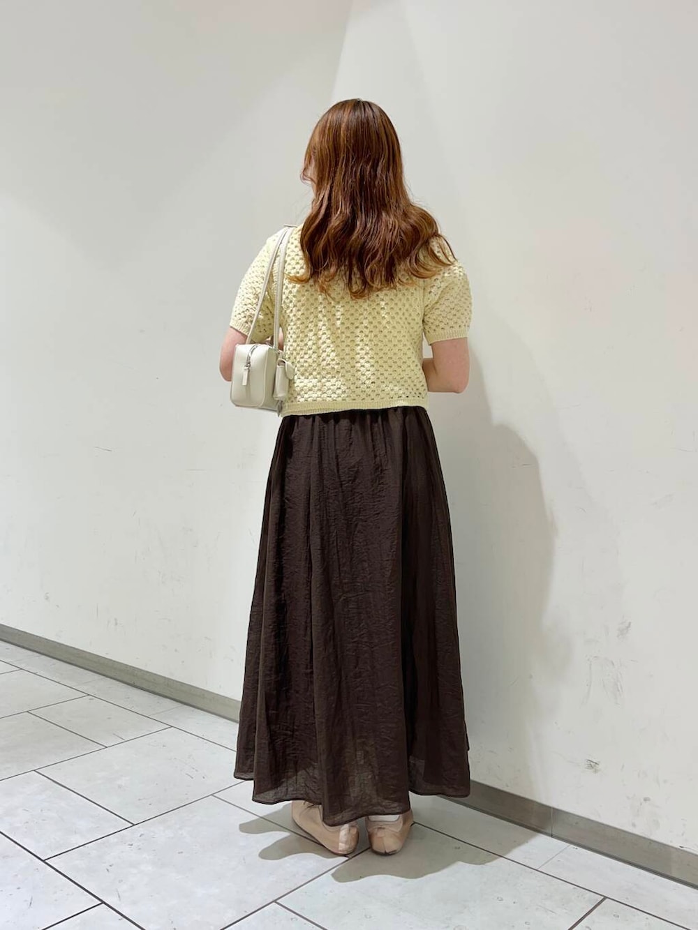 「KBF、夏コーデ、サマーニット、大人コーデ、夏服、メッシュプルオーバー、骨格ウェーブ、メッシュベスト、イエベ春、フレアイージースカート」｜「KBFのリップケース付きショルダーBAG（ショルダーバッグ、ホワイト系）」を使った、soooraaさん（レディース・159cm）の春コーディネートの3枚目の写真