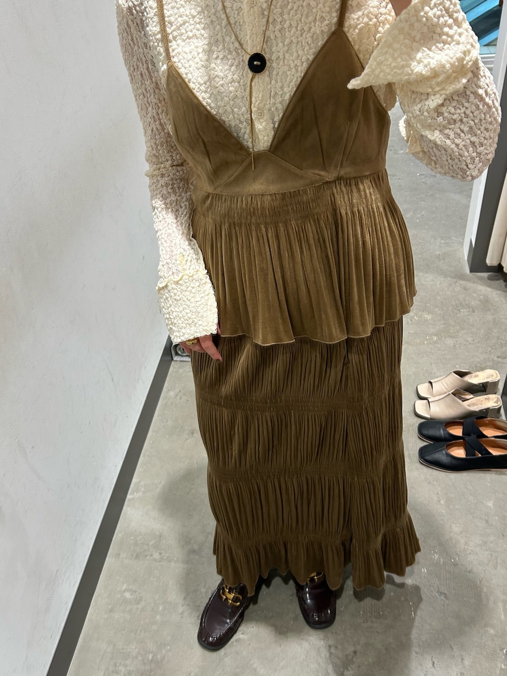 ホワイト系のTシャツ/カットソー、イエロー系のワンピースを着用したレディースの秋コーディネートの2枚目の写真