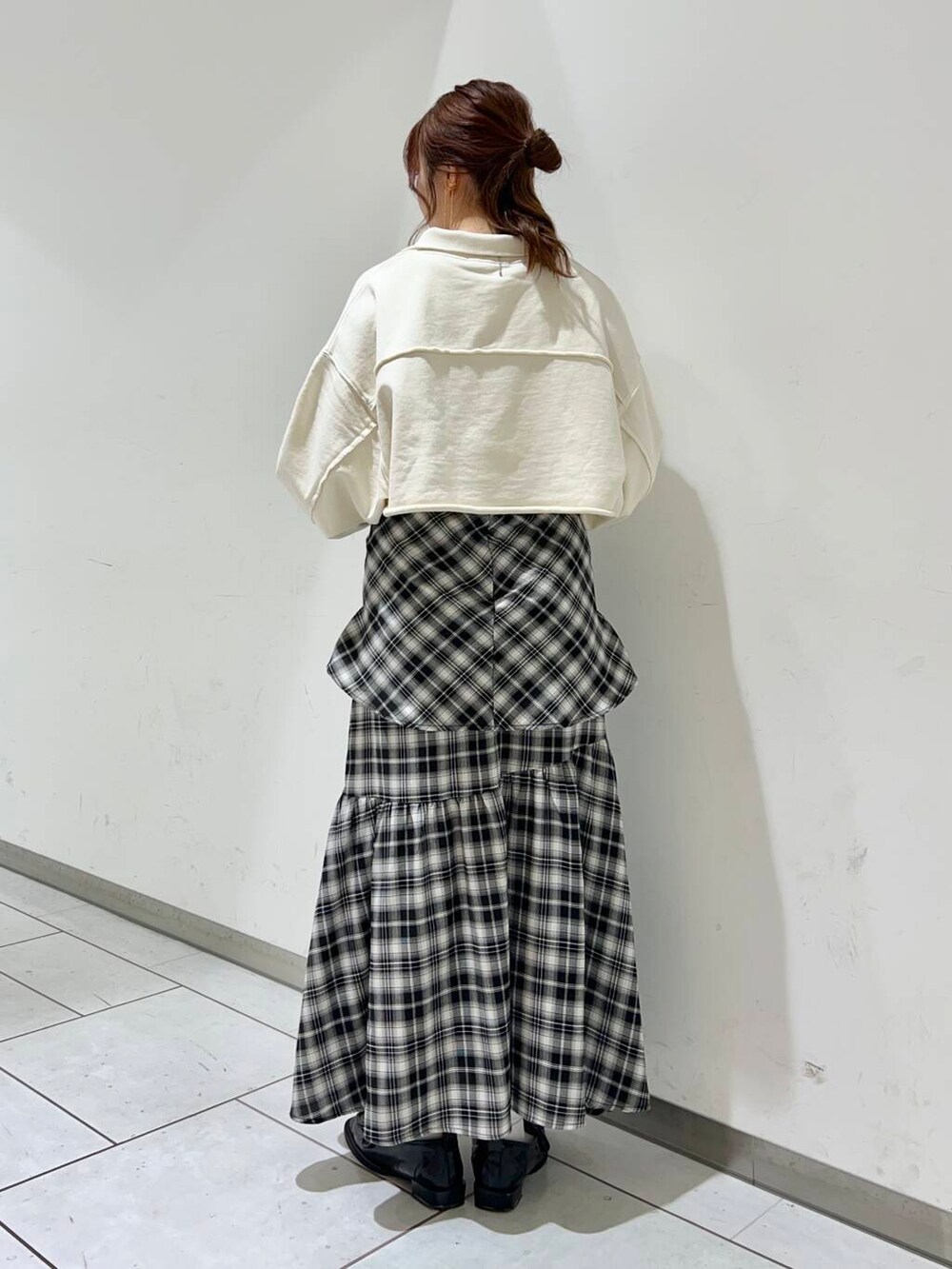 ホワイト系のスウェット、ホワイト系のスカートを着用したレディースの春コーディネートの2枚目の写真