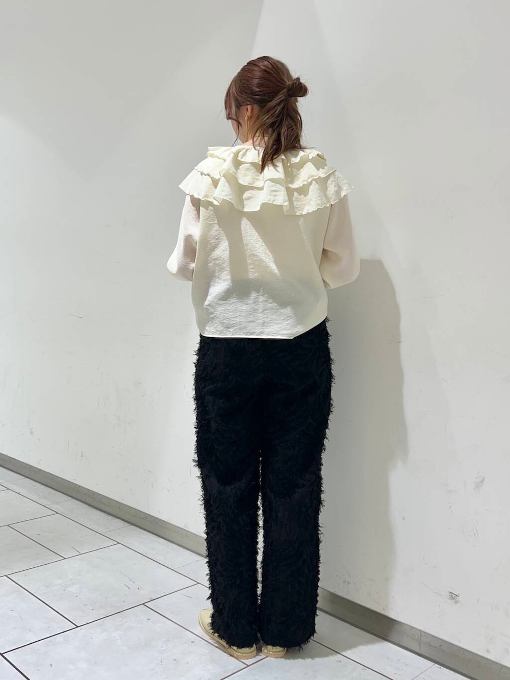 ホワイト系のシャツ/ブラウス、ブラック系のその他パンツを着用したレディースの春コーディネートの2枚目の写真