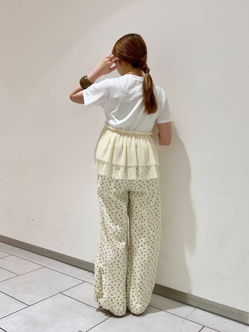 「KBF、夏コーデ、夏服、骨格ウェーブ、イエベ春、フラワープリントパンツ、アシメフリルドッキングtee」｜「KBFのフラワープリントドロストパンツ（その他パンツ、ホワイト系）」を使った、soooraaさん（レディース・159cm）の春コーディネートの3枚目の写真