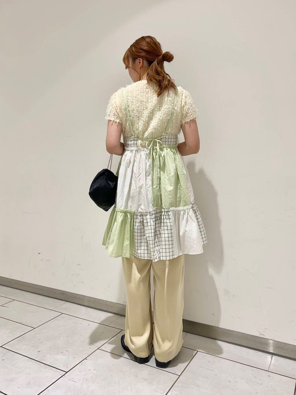 「KBF、夏服、レイヤードコーデ、淡色、骨格ウェーブ、イエベ春、フリンジtee、パッチワークミニキャミワンピース、サテンスラックス」｜「KBFのボールチェーンギャザーBAG（ハンドバッグ、ブラック系）」を使った、soooraaさん（レディース・159cm）の春コーディネートの3枚目の写真