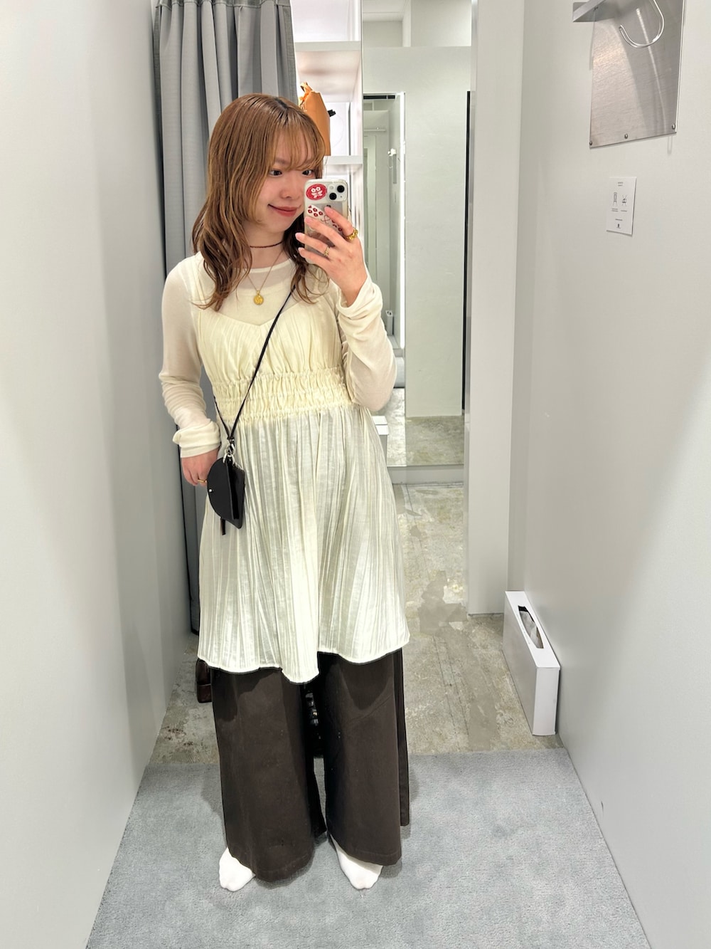 ホワイト系のワンピース、ホワイト系のTシャツ/カットソー、ブラウン系のその他パンツを着用したレディースの春コーディネートの2枚目の写真