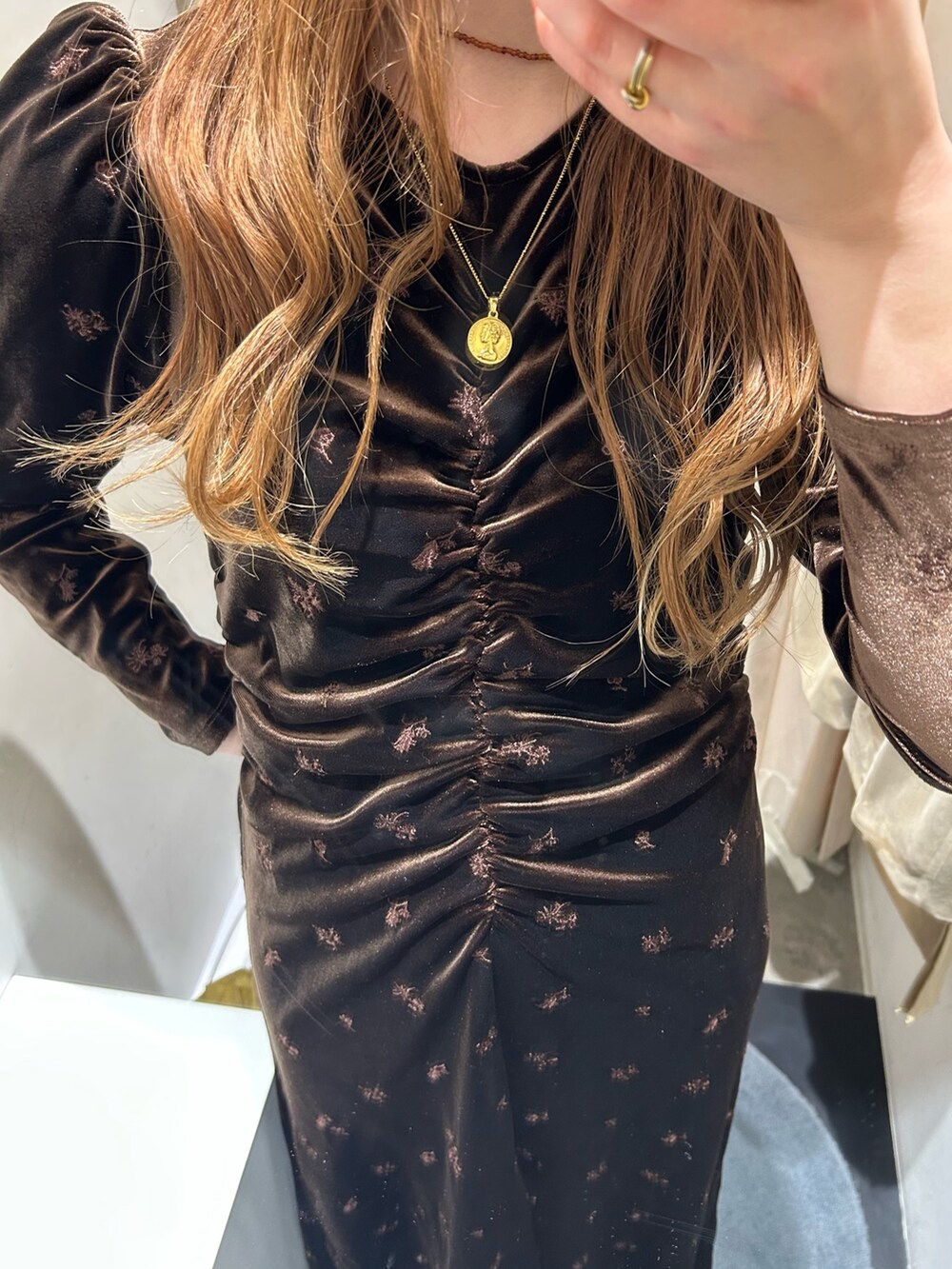 ブラウン系のワンピース、ベージュ系のショルダーバッグを着用したレディースの冬コーディネートの4枚目の写真