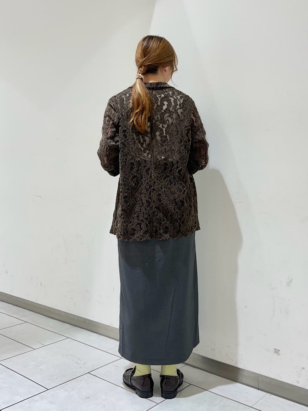 ブラウン系のその他アウター、グレー系のスカート、ブラウン系のローファーを着用したレディースの夏コーディネートの2枚目の写真