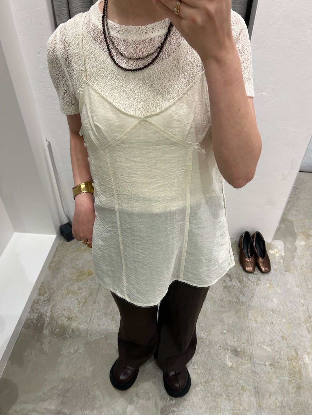 ホワイト系のTシャツ/カットソー、ブラウン系のその他パンツ、ブラウン系のネックレスを着用したレディースの夏コーディネートの2枚目の写真