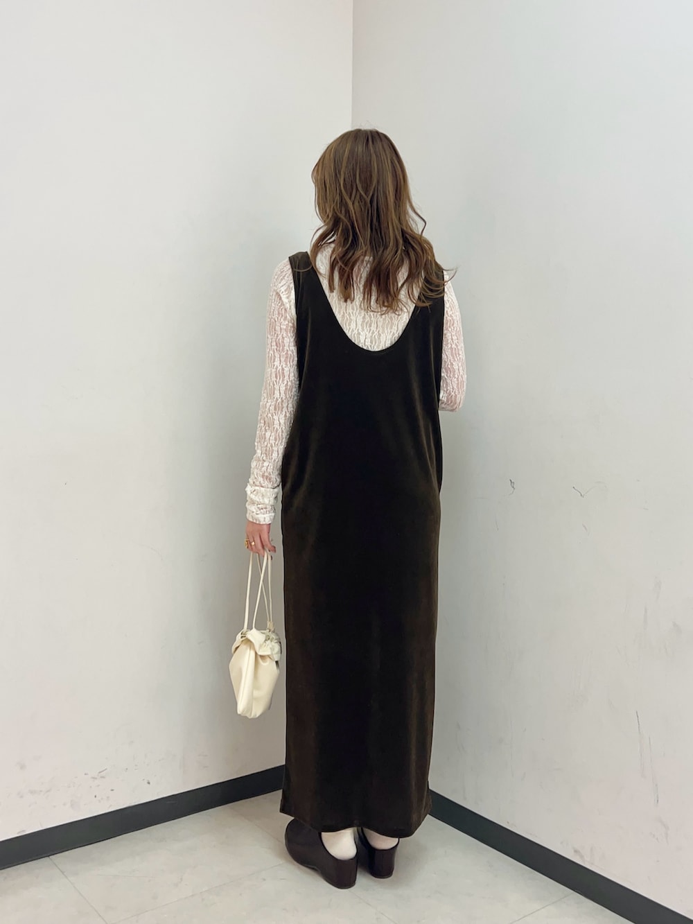 ブラウン系のワンピース、ホワイト系のショルダーバッグ、ホワイト系のTシャツ/カットソーを着用したレディースの春コーディネートの3枚目の写真