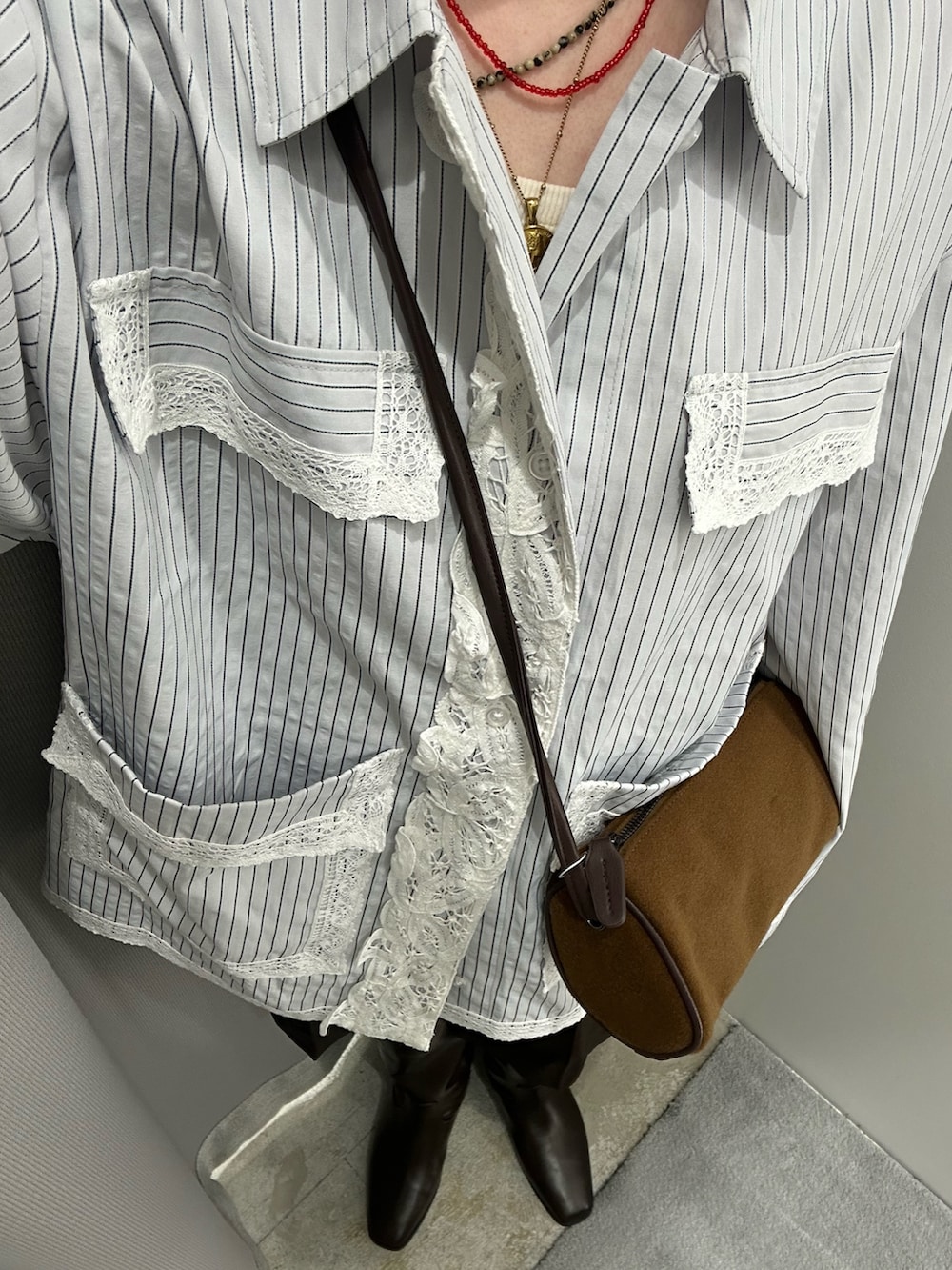 ブルー系のシャツ/ブラウス、ブラウン系のその他パンツ、ブラウン系のショルダーバッグを着用したレディースの秋コーディネートの4枚目の写真
